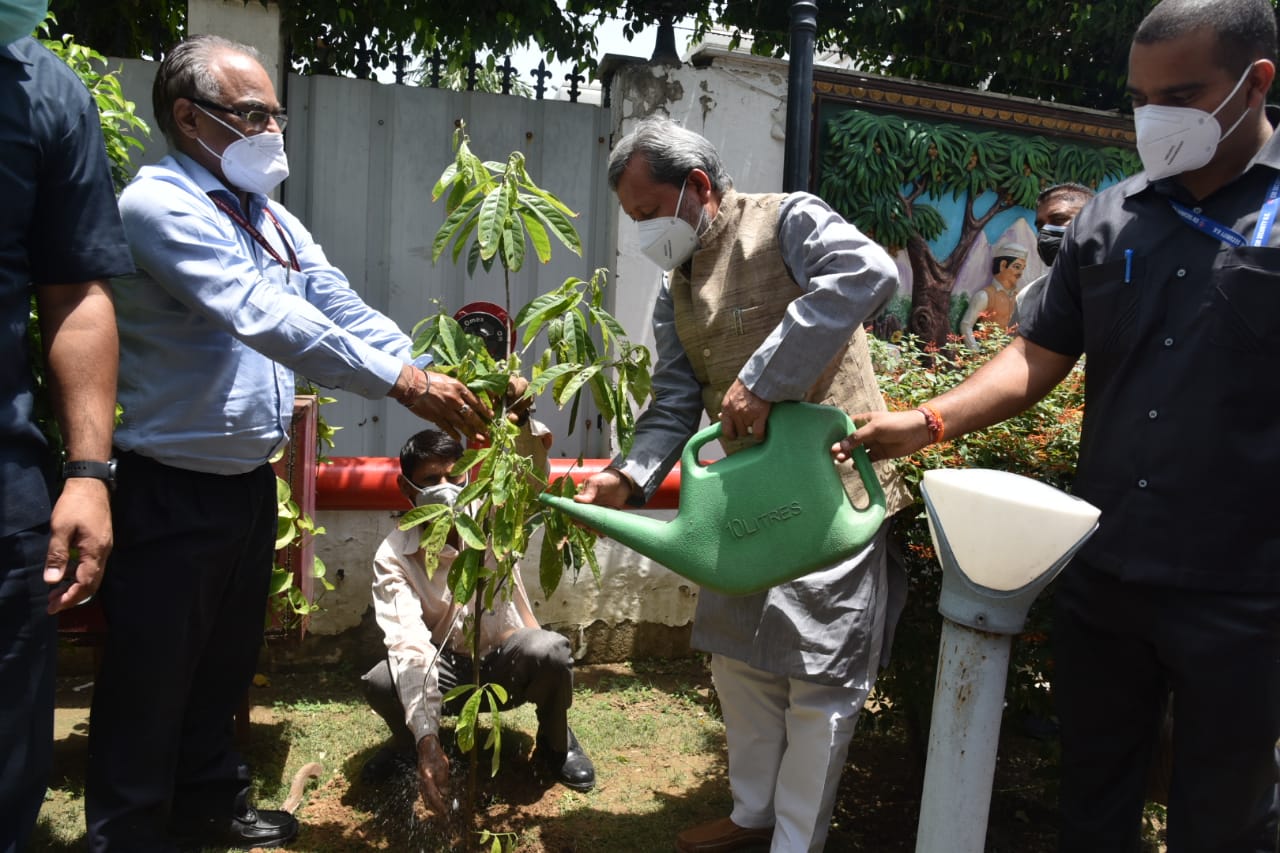 सीएम तीरथ ने उत्तराखंड सदन में किया पौधरोपण