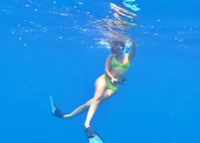 kiara advani underwater video