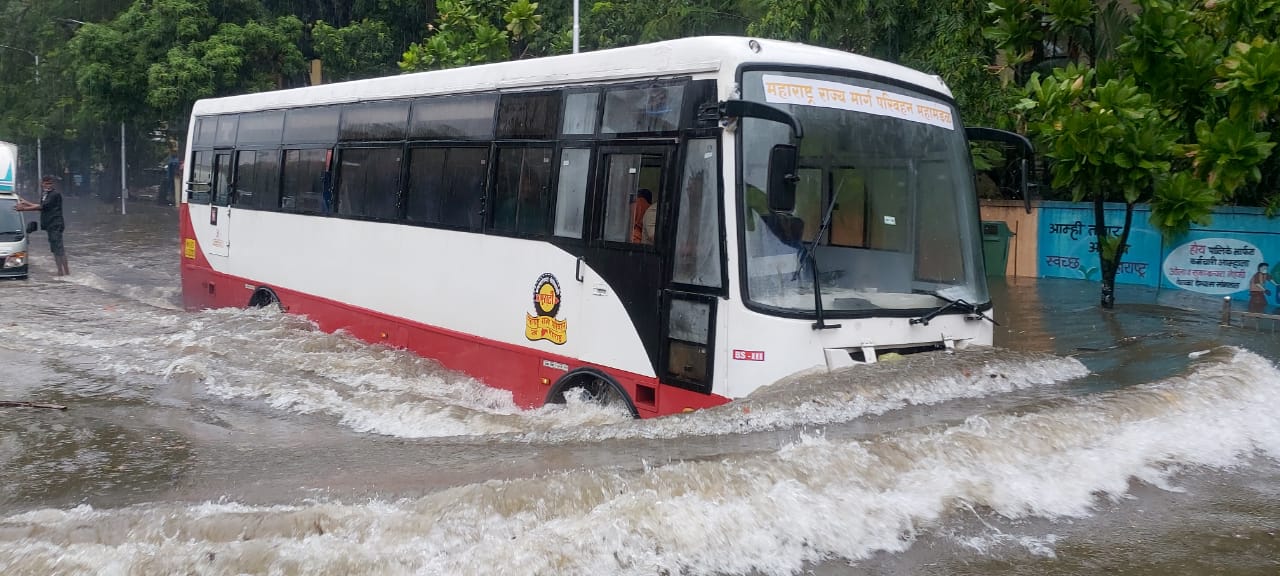 Bus stuck in Rain water in Mumbai