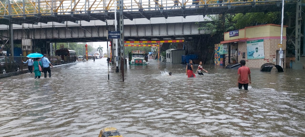 കാലവര്‍ഷം  മുംബൈ  ട്രെയിന്‍ ഗതാഗതം മുടങ്ങി  ട്രെയിന്‍ ഗതാഗതം  മഹാരാഷ്ട്ര  heavy rain  mumbai  rain season  maharashtra mumbai  മഴക്കാലം