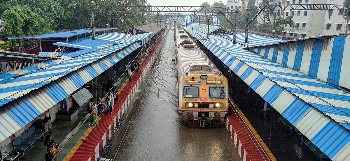 കാലവര്‍ഷം  മുംബൈ  ട്രെയിന്‍ ഗതാഗതം മുടങ്ങി  ട്രെയിന്‍ ഗതാഗതം  മഹാരാഷ്ട്ര  heavy rain  mumbai  rain season  maharashtra mumbai  മഴക്കാലം