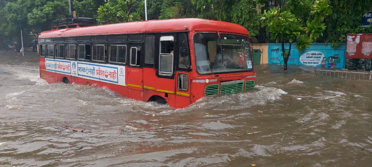 കാലവര്‍ഷം  മുംബൈ  ട്രെയിന്‍ ഗതാഗതം മുടങ്ങി  ട്രെയിന്‍ ഗതാഗതം  മഹാരാഷ്ട്ര  heavy rain  mumbai  rain season  maharashtra mumbai  മഴക്കാലം