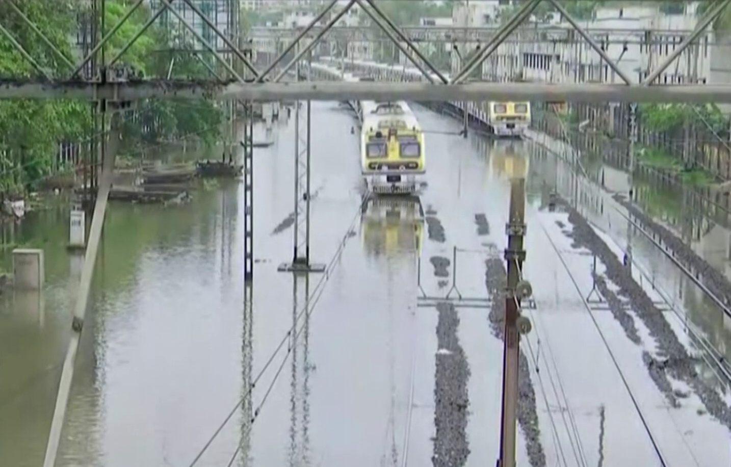 mumbai-flooded-in-first-rain-of-season-orange-alert-for-next-four-days