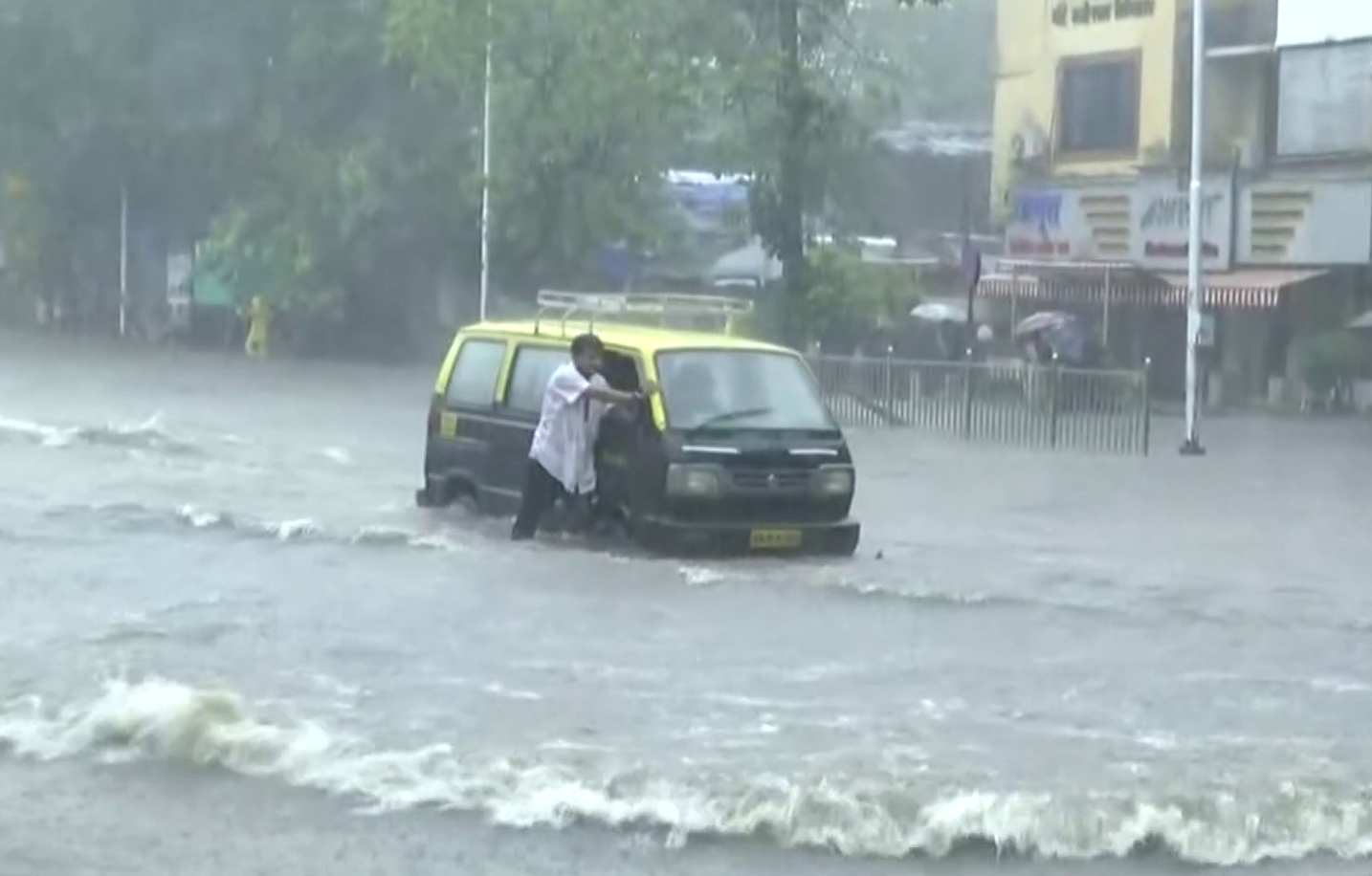 mumbai-flooded-in-first-rain-of-season-orange-alert-for-next-four-days