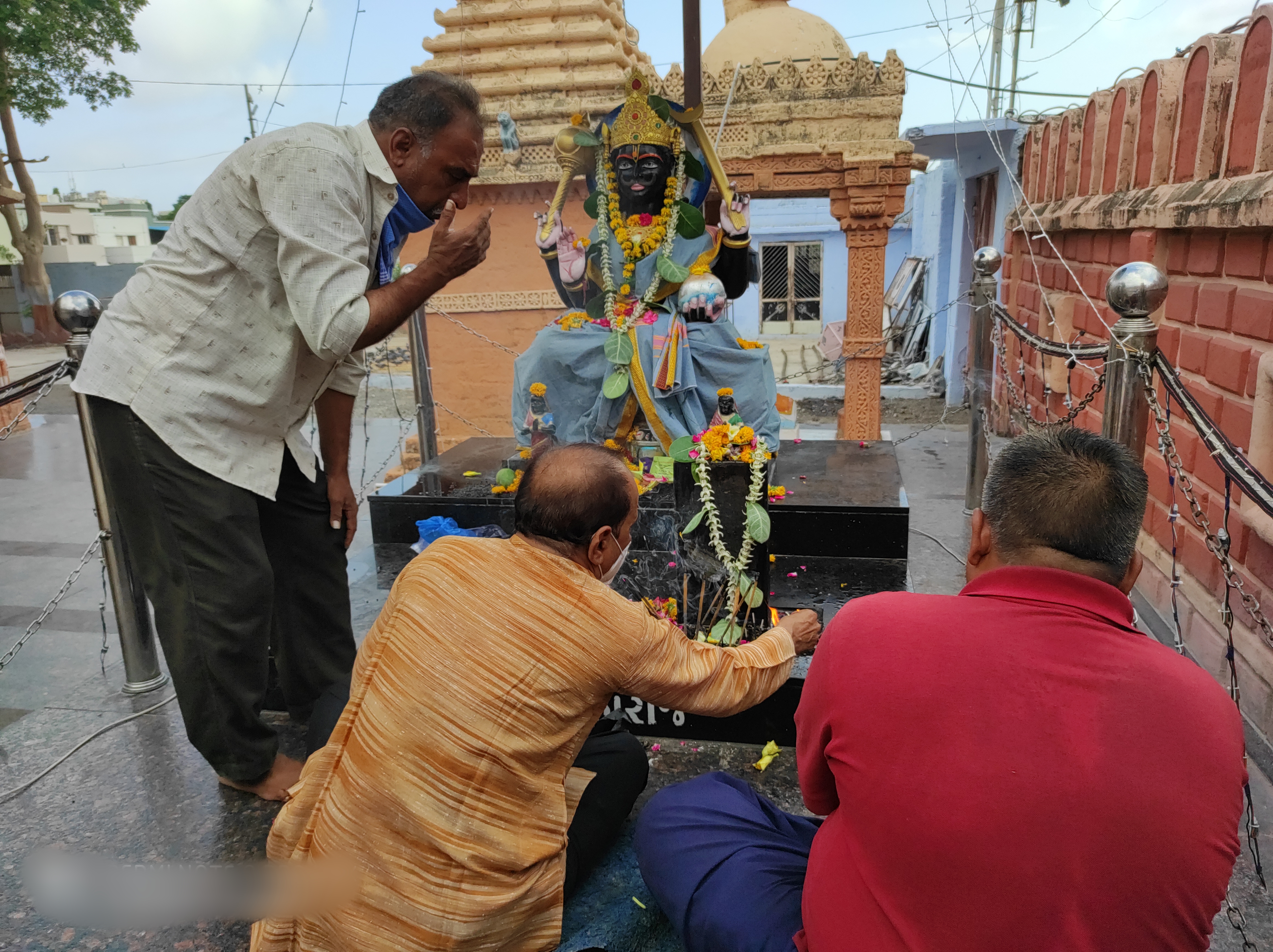 કષ્ટોને હરનારા શનિ મહારાજની આજે જયંતિના પાવન પ્રસંગે જૂનાગઢના ભક્તોએ કરી શનિ મહારાજની પૂજા