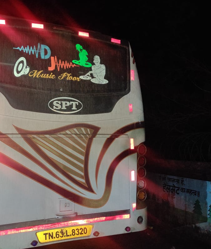 Tamil Nadu bus caught in Lohardaga