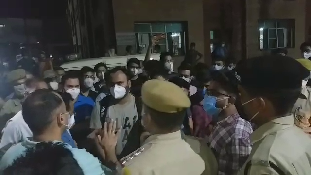 परिजन-डॉक्टर आपस में उलझे, Jhalawar District Hospital fight between doctor and family