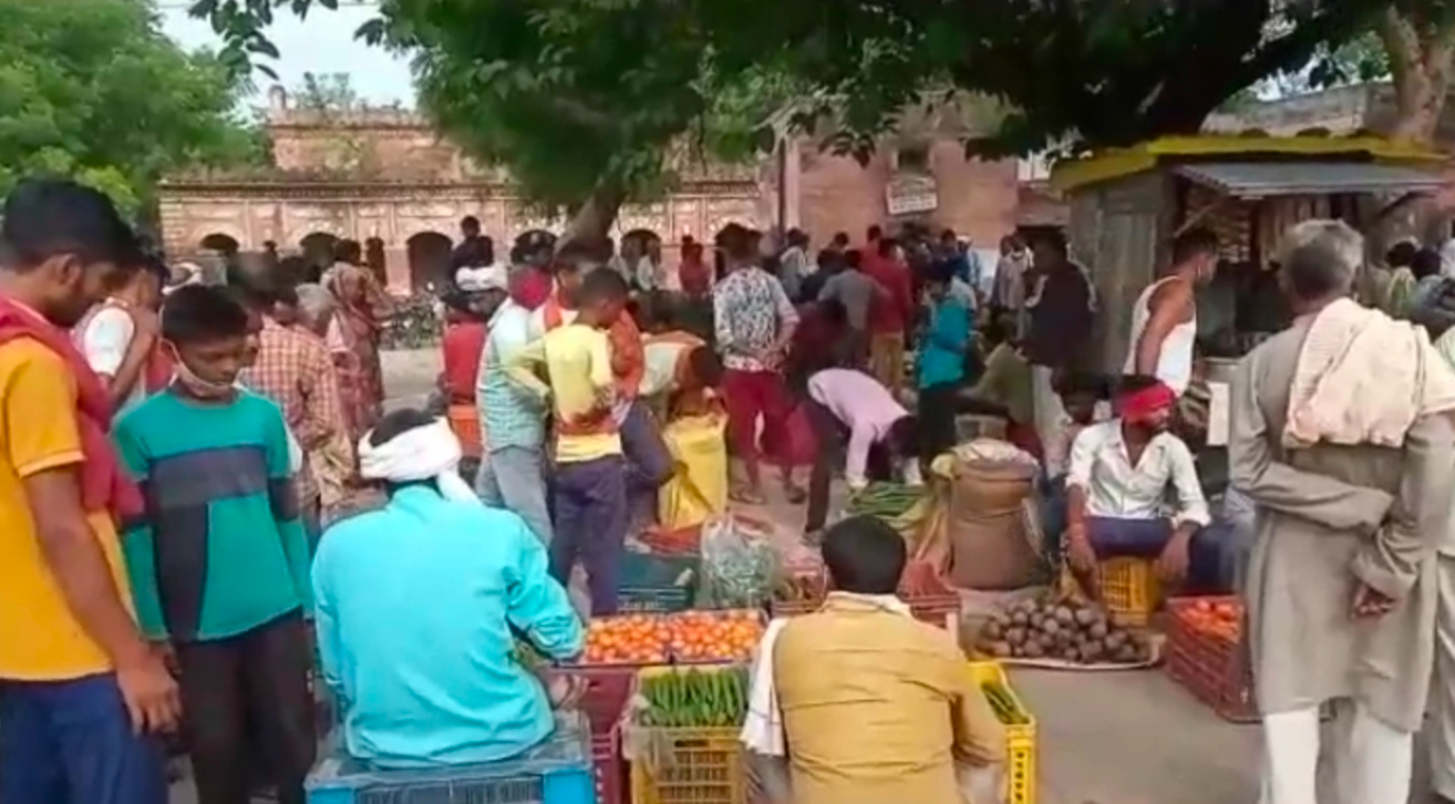 Ayodhya news  sabzi mandi on highway in bikaner  sabzi mandi  accident  sabzi mandi bikaner area  ayodhya altest news  ayodya prayagraj highway sabji mandi  बीकापुर सब्जी मंडी  बीकापुर तहसील क्षेत्र  प्रयागराज हाईवे सब्जी मंडी  अयोध्या प्रयागराज हाईवे  अयोध्या प्रयागराज हाईवे सब्जी मंडी  सब्जी मंडी  अयोध्या की ताजा खबर