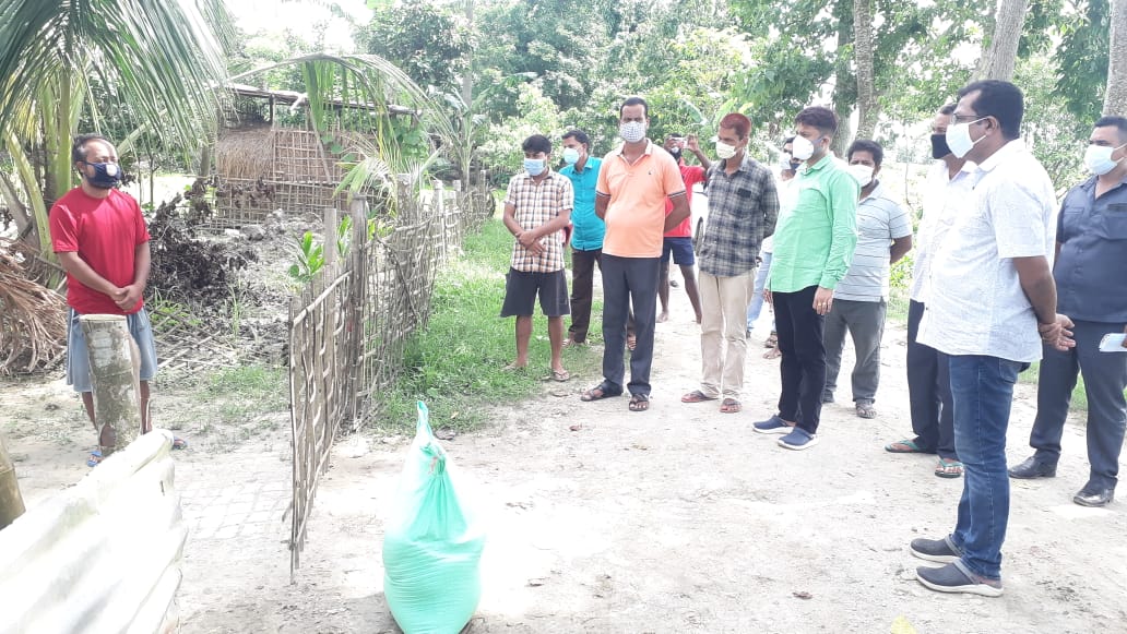 কণ্টেইনমেণ্ট জ'নৰ পৰিয়ালৰ মাজত বিতৰণ খাদ্য সামগ্ৰী