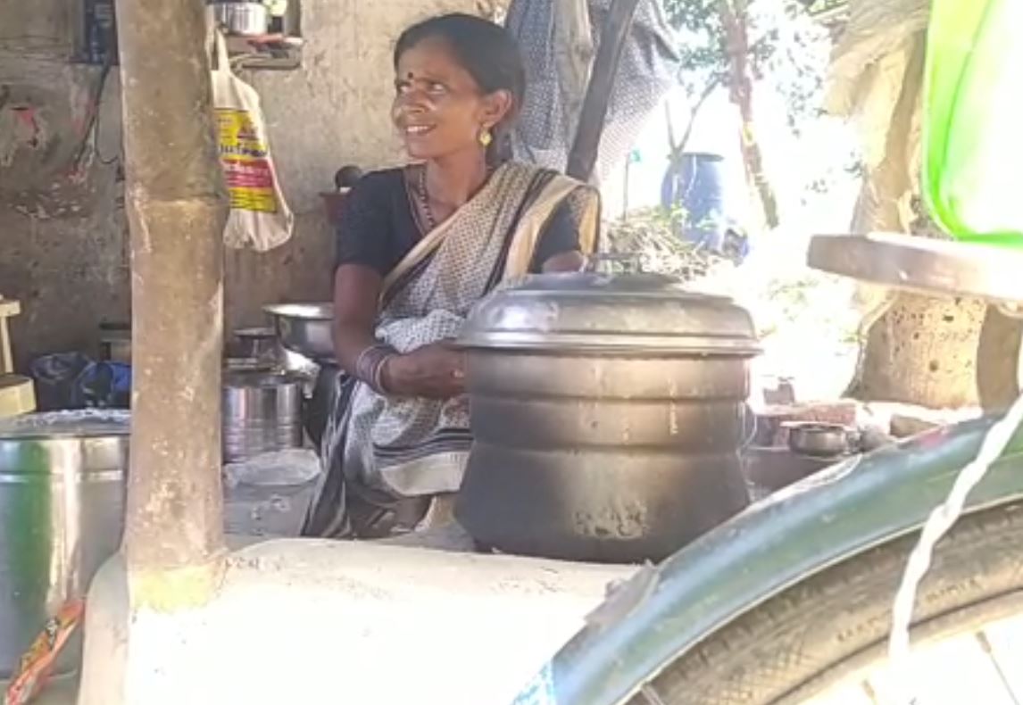 உணவின்றி தவிக்கும் பூம்பூம் மாட்டுக்காரர்கள்