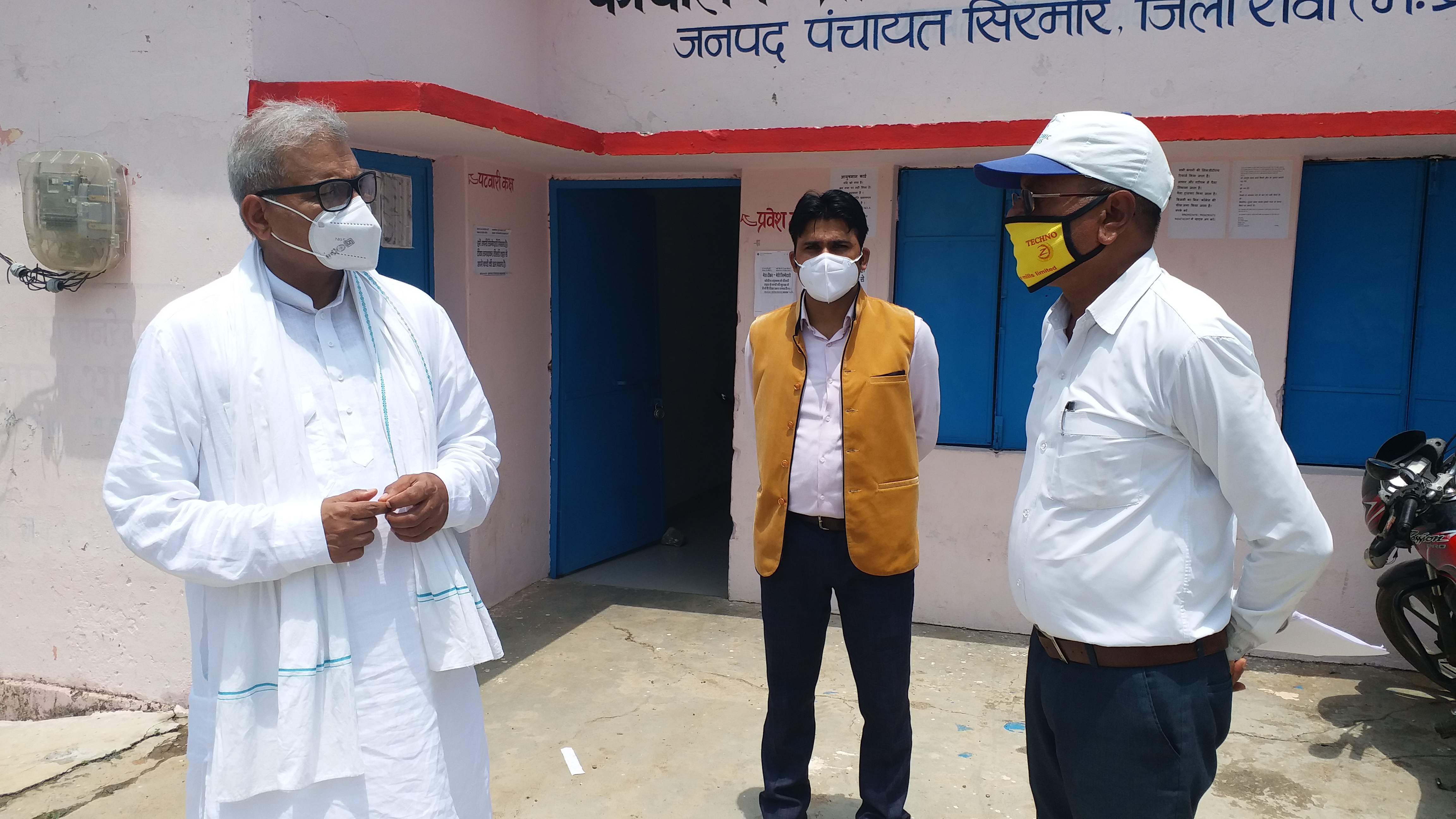 MP Janardan Mishra is monitoring the vaccination in the village