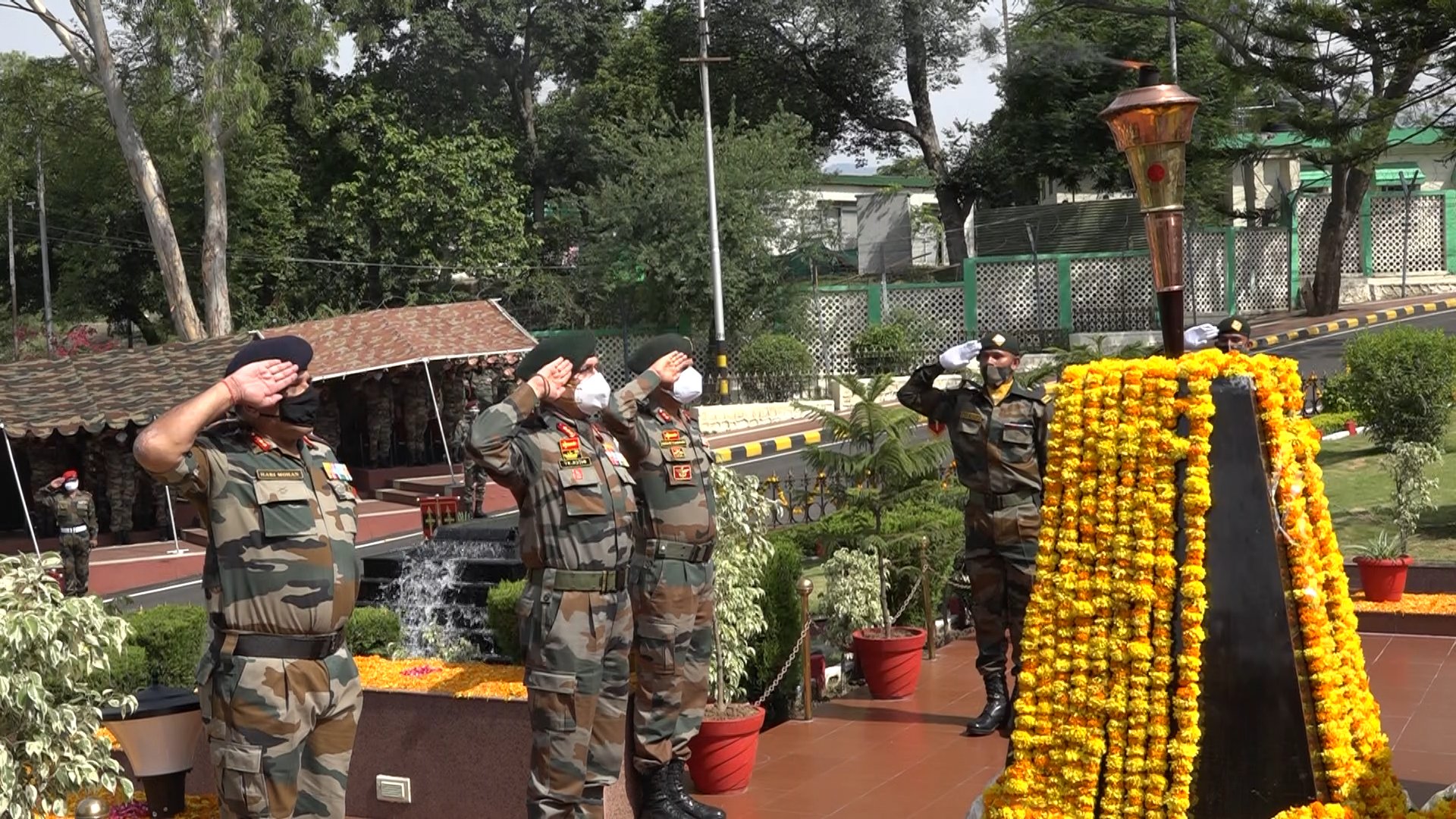 मशाल को सलामी देते सेना के अफसर