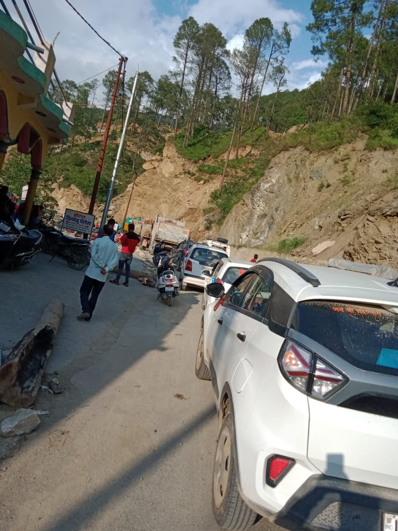 yamunotri-highway-obstructed-due-to-debris-coming-near-kharadi