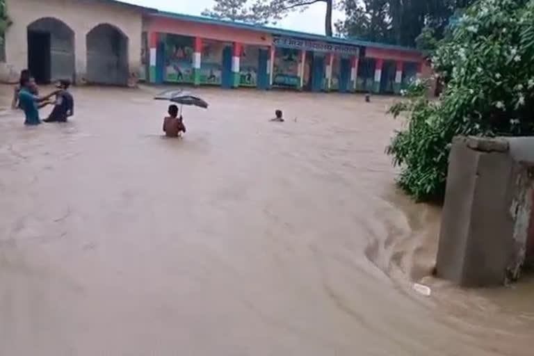 बगहाः बारिश और बाढ़ के पानी से जलमग्न शहर