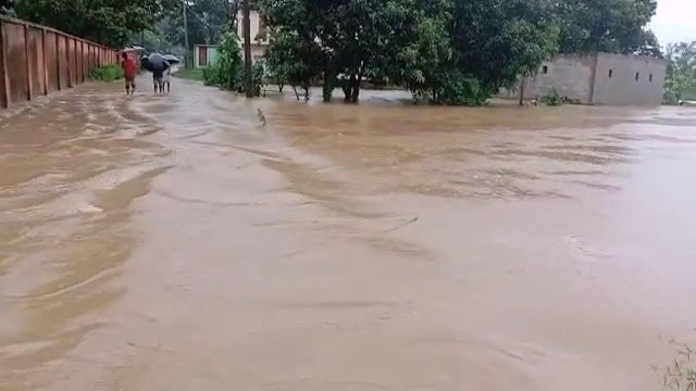 बगहाः बारिश और बाढ़ के पानी से जलमग्न शहर