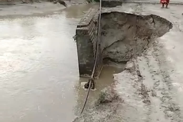 बेतियाः पुल का एप्रोच पथ टूटने की कगार पर, दहशत में लोग