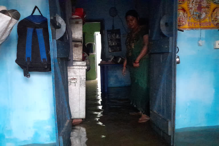 बेतियाः घर में घुसा पानी