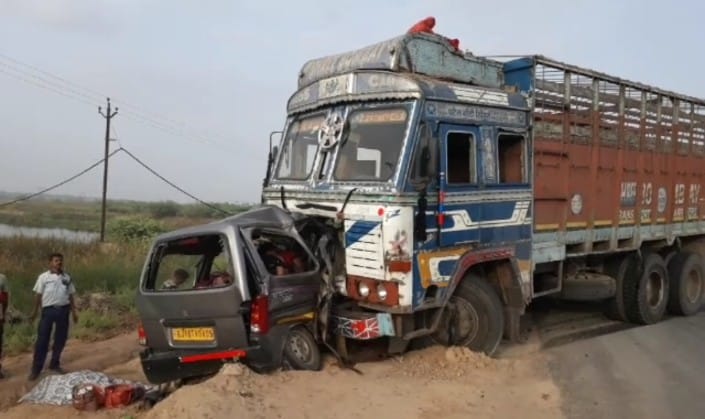 Gujarat: 10 killed in car-truck collision