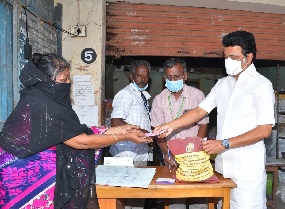 நிவாரணம் வழங்கும் முதலமைச்சர் ஸ்டாலின்