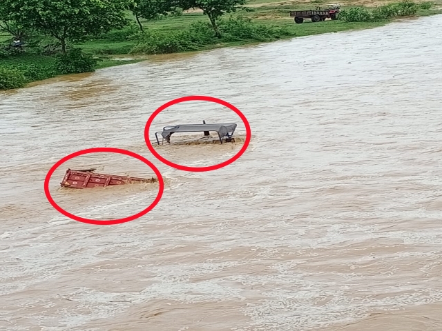 tractor loaded with sand sanked in river in giridih