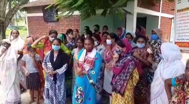 womens-protests-over-loan-of-microfinance-in-barhampur