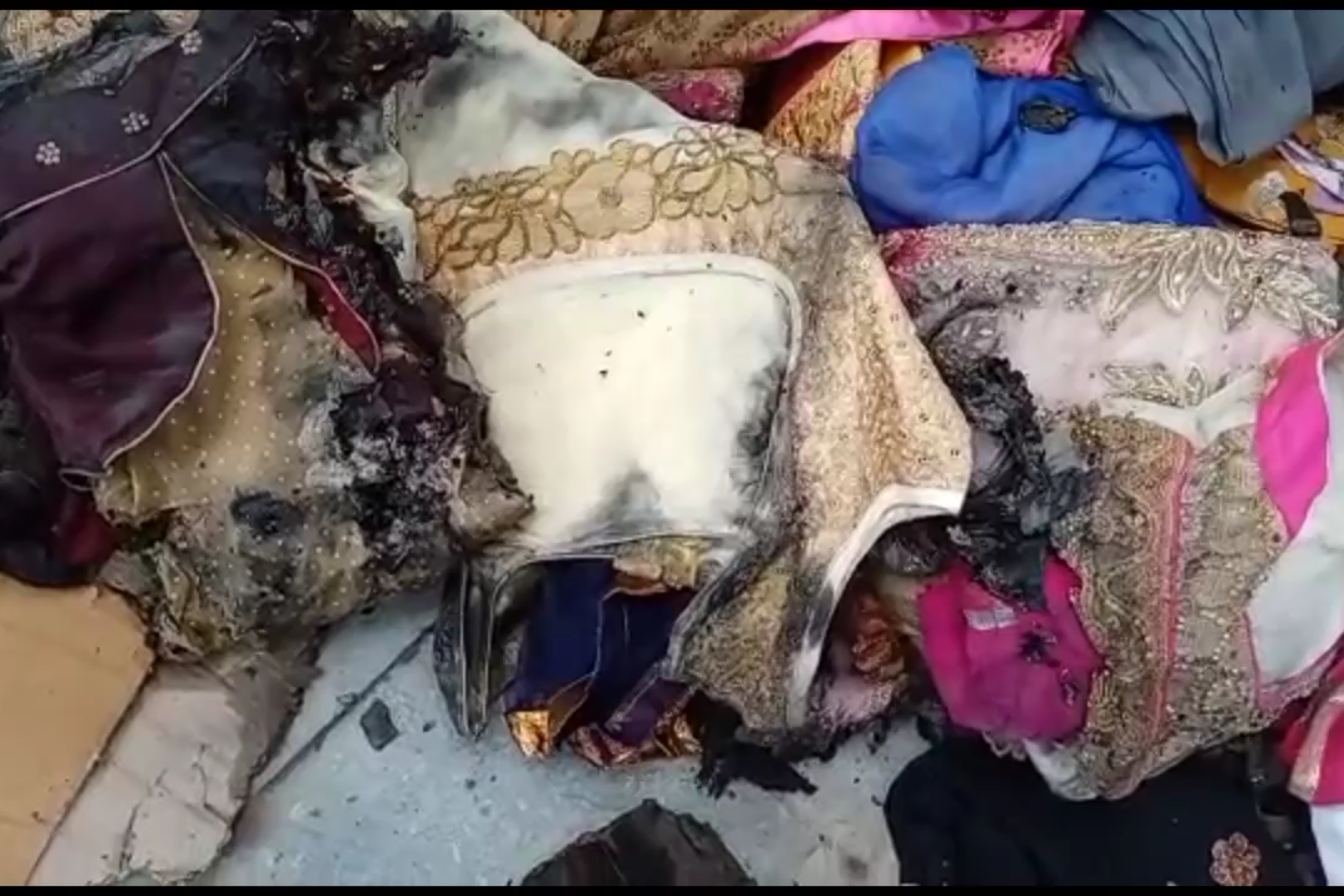 विस्फोट के बाद कपड़े का बंडल