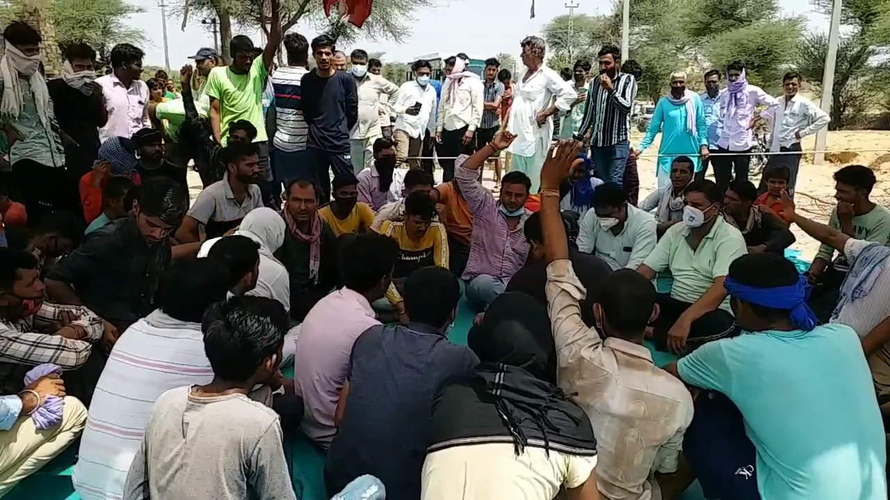 Flood in Gajasar village of Churu, ग्रामीणों ने सड़क मार्ग किया जाम