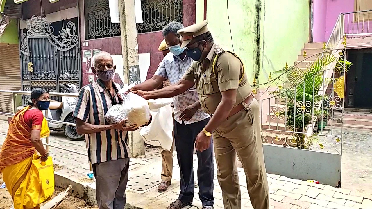 முதியவருக்கு உதவும் காவல்துறை