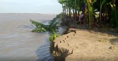 water level of Narayani river  Narayani river  Narayani river water level  flood in kushinagar  kushinagar latest news in hindi  narayanio river decreasing water level  नारायणी नदी  नारायणी नदी का जलस्तर  कटान तेज  खड्डा और तमकुहीराज तहसील  बाल्मीकि नगर बैराज  कुशीनगर की बड़ी खबरें