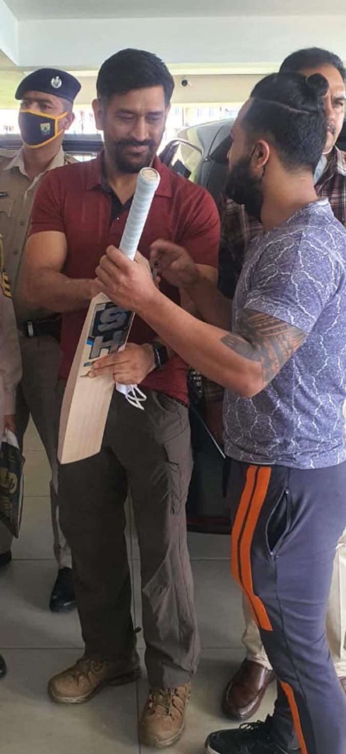 former-indian-cricket-team-captain-mahendra-singh-dhoni-reached-shimla-with-family