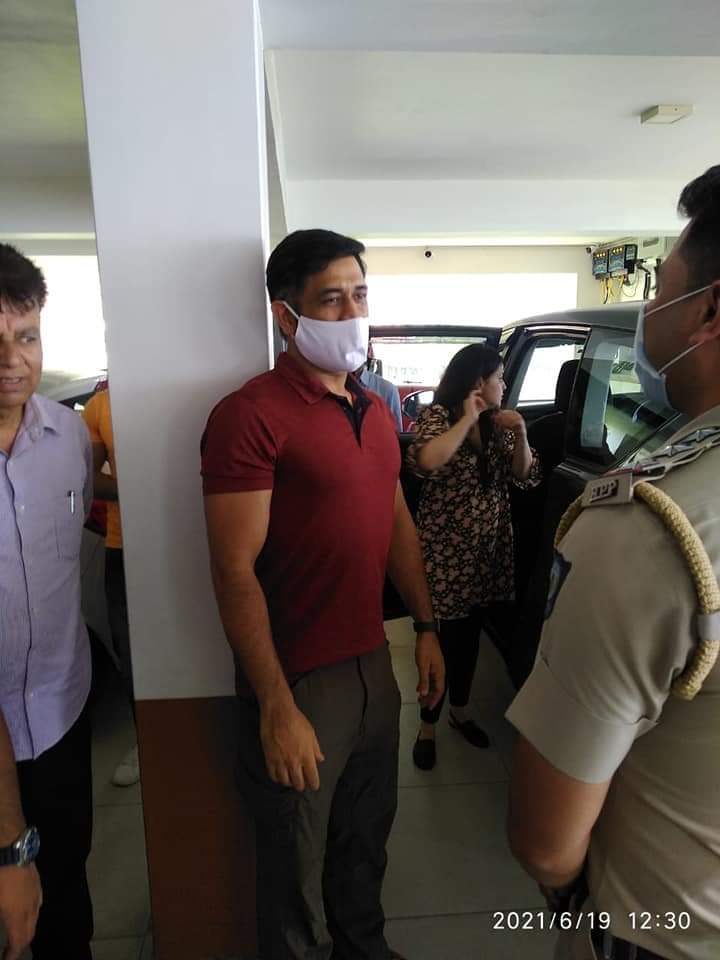 former-indian-cricket-team-captain-mahendra-singh-dhoni-reached-shimla-with-family