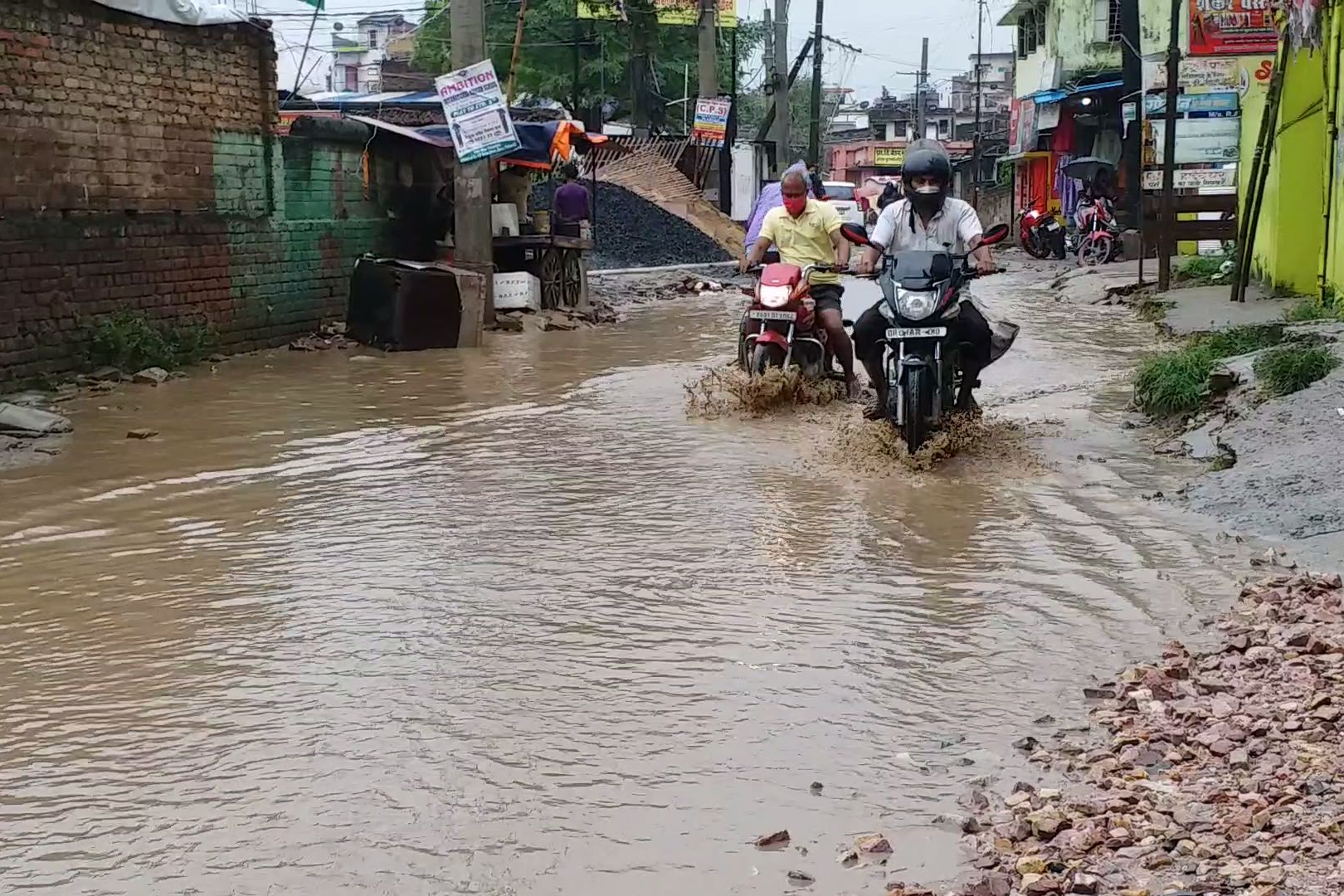 थोड़ी देर की बारिश से सड़कों पर भरा पानी