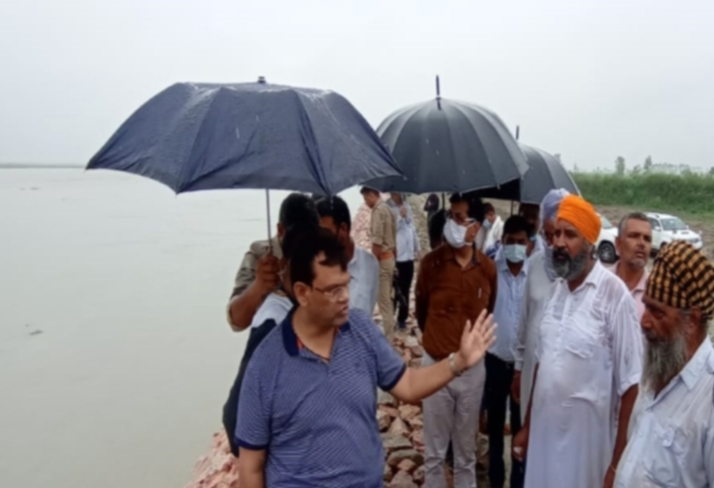 rain in hills  high alert in ganga coastal areas  flood in uttar pradesh  rain in mountains  river water level increased  rain in meerut  meerut today news in hindi  meerut latest news in hindi  उफनाई नदियां  नदियां उफान पर  बाढ़  बाढ़ का खतरा  भीमगोडा बैराज  गंगा नदी खतरे के निशान से ऊपर  पहाड़ों में हुई बारिश  मैदानी इलाकों में बाढ़ का खतरा  मेरठ की ताजा खबर  मेरठ बाढ़ समाचार