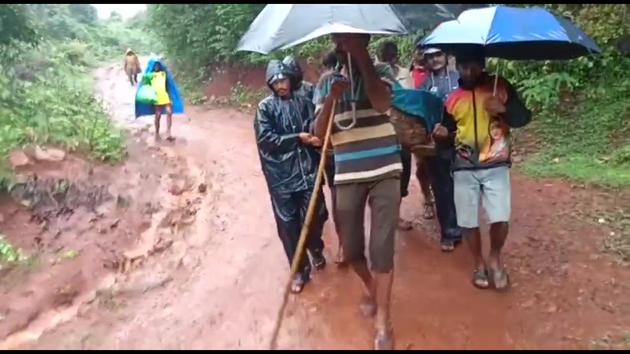 he pregnant woman had to be brought two kilometers in the bamboo doli