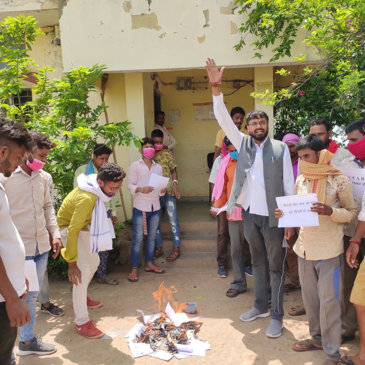 Protest against power cut in Bemetara