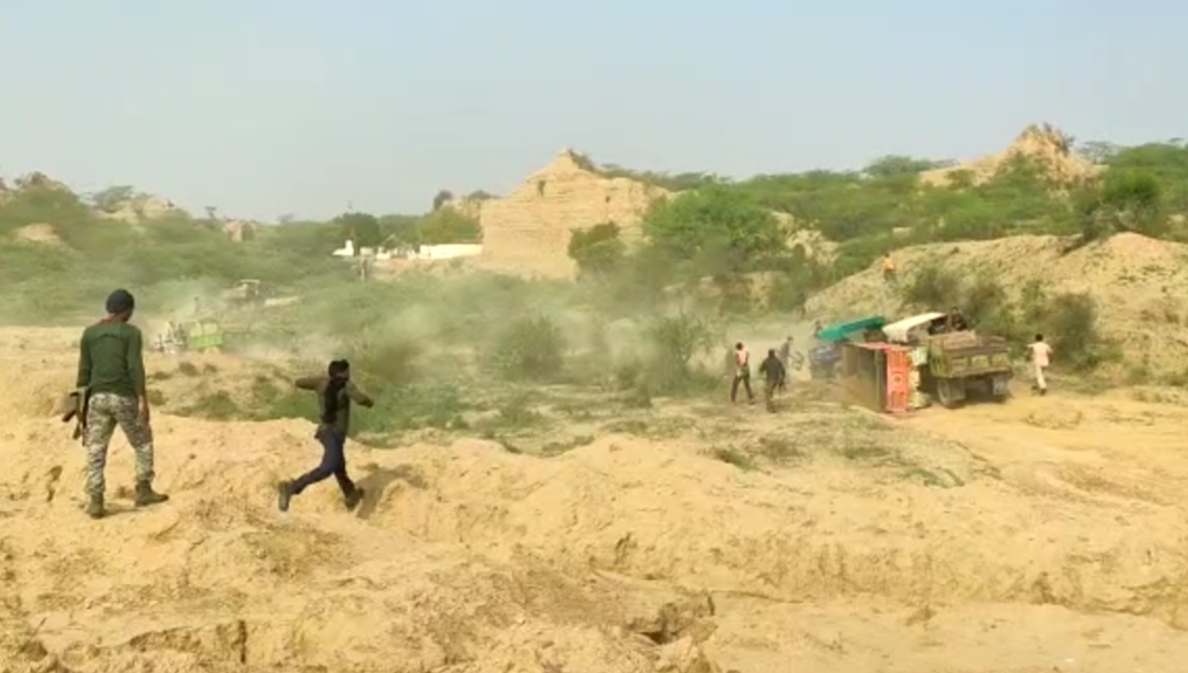Sand mafia fled leaving tractor and trolley during firing