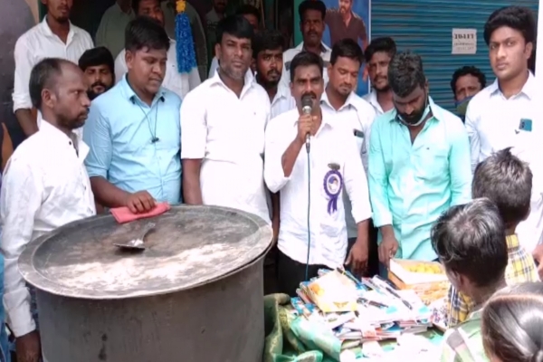 மாணவர்களுக்கு நோட்டு, புத்தகங்கள், பிரியாணி வழங்கிய விஜய் மக்கள் இயக்கத்தினர்.