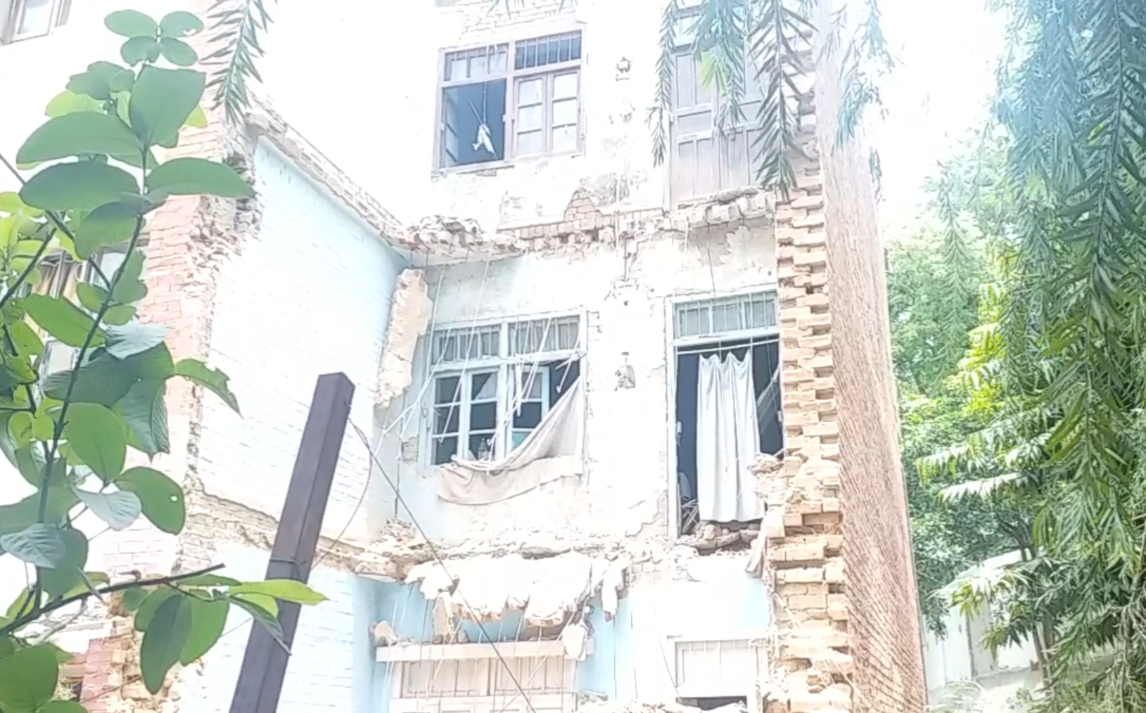 show cause notice  notice to city engineer  lucknow municipal commissioner  show cause notice to city engineer  building collapsed in lucknow  lucknow latest news  lucknow news in hindi  नगर अभियंता  कारण बताओ नोटिस  रिवर बैंक कॉलोनी  नगर आयुक्त अजय द्विवेदी  लखनऊ नगर निगम  लखनऊ की बड़ी खबर  लखनऊ समाचा