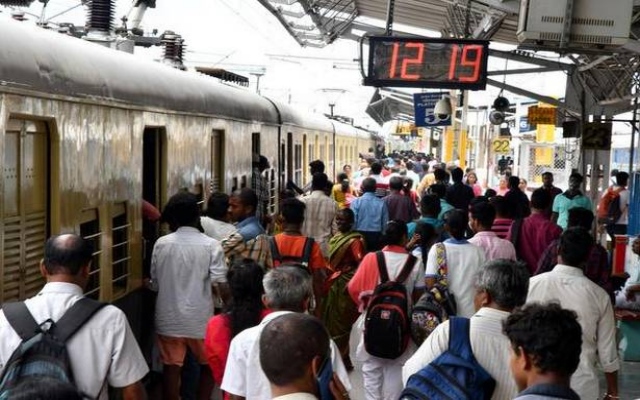 Suburban trains  Suburban trains in Chennai running from today  chennai news  train  train running status  chennai latest news  train time  chennai train  tamilnadu latest news  today news  சென்னை செய்திகள்  ரயில் சேவை  ரயில் நேரம்  ரயில் இயக்கம்  சென்னை ரயில் இயக்கம்  ரயில்  முகக்கவசம் இல்லாமல் இருந்தால் அபராதம்  அவராதம்  மின்சார ரயில்  electric train  chennai electric train timing