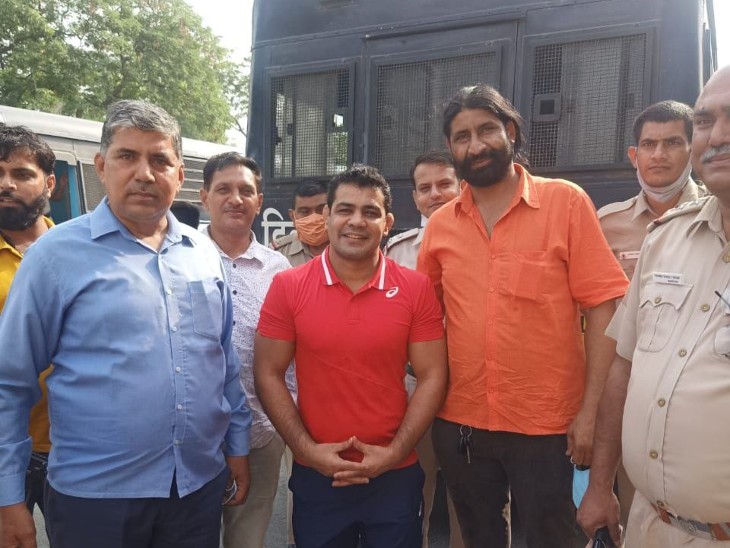 Sushil Kumar with policemen