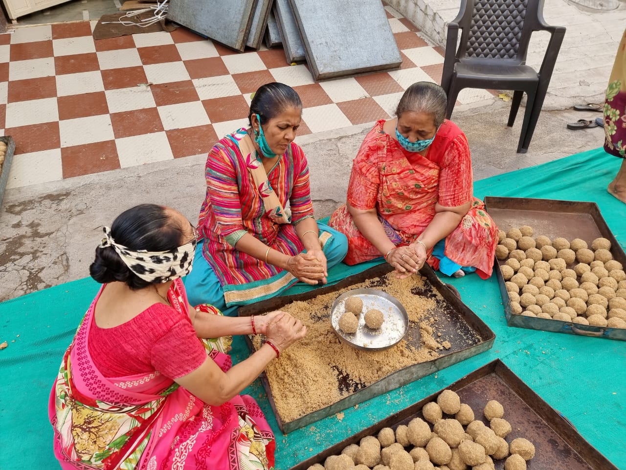 શ્વાનો અને ગાયો માટે બનાવાયા 900 કિલો લાડુ