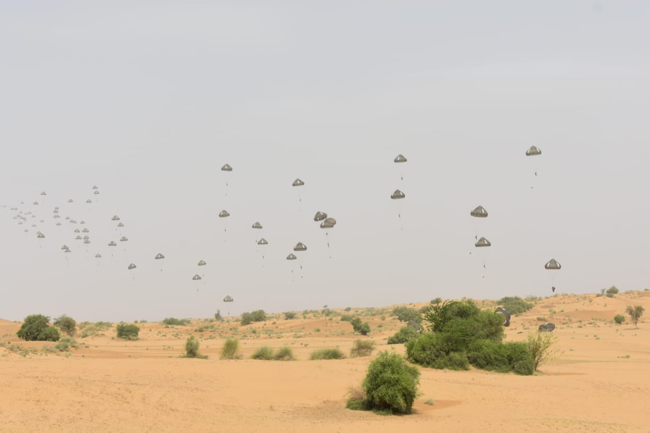 Shatrujeet Brigade  para drop of paratroopers  Indian Army  airborne exercise  Indian Air Force  rajasthan exercise  ശത്രുജീത് ബ്രിഗേഡ്  ഇന്ത്യൻ വ്യോമസേന  രാജസ്ഥാനിൽ വ്യോമാഭ്യാസം  ഇന്ത്യൻ കരസേന