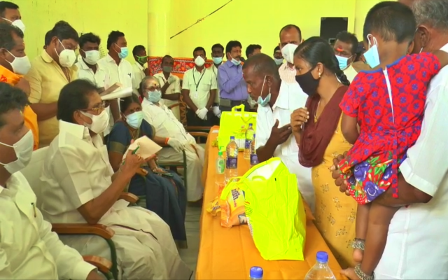 virudhunagar news  virudhunagar latest news  corona relief fund  Revenue Minister provide relief fund for temple priest in virudhunagar  Revenue Minister provide relief fund in virudhunagar  relief fund  relief fund for temple priest in virudhunagar  விருதுநகர் செய்திகள்  விருதுநகர் பூசாரிகளுக்கு கரோனா நிவாரண நிதி  பூசாரிகளுக்கு நிவாரண நிதி வழங்கிய வருவாய்த்துறை அமைச்சர்  வருவாய்த்துறை அமைச்சர்  Revenue Minister  வருவாய் மற்றும் பேரிடர் மேலாண்மை துறை அமைச்சர்  கே.கே.எஸ்.எஸ்.ஆர்.ராமச்சந்திரன்  விருதுநகர்  நிவாரண நிதி வழங்கிய வருவாய்த்துறை அமைச்சர்