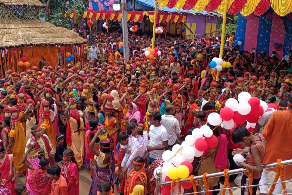 कलश यात्रा में शामिल हुए हजारों श्रद्धालु