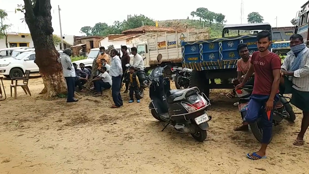 mla-amba-prasad-supporters-took-away-seized-sand-tractor-from-police-station-in-hazaribag