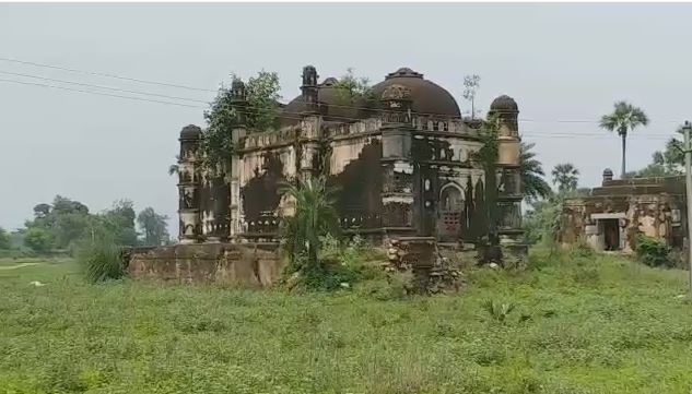 gaya: historical mosque in poor condition