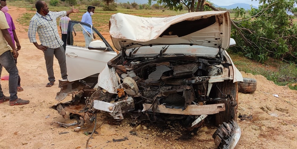 Actor Jaggesh Son's car met accident at Bengaluru -Hyd Highway