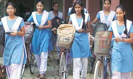 साइिकल से स्कूल जाती छात्राएं