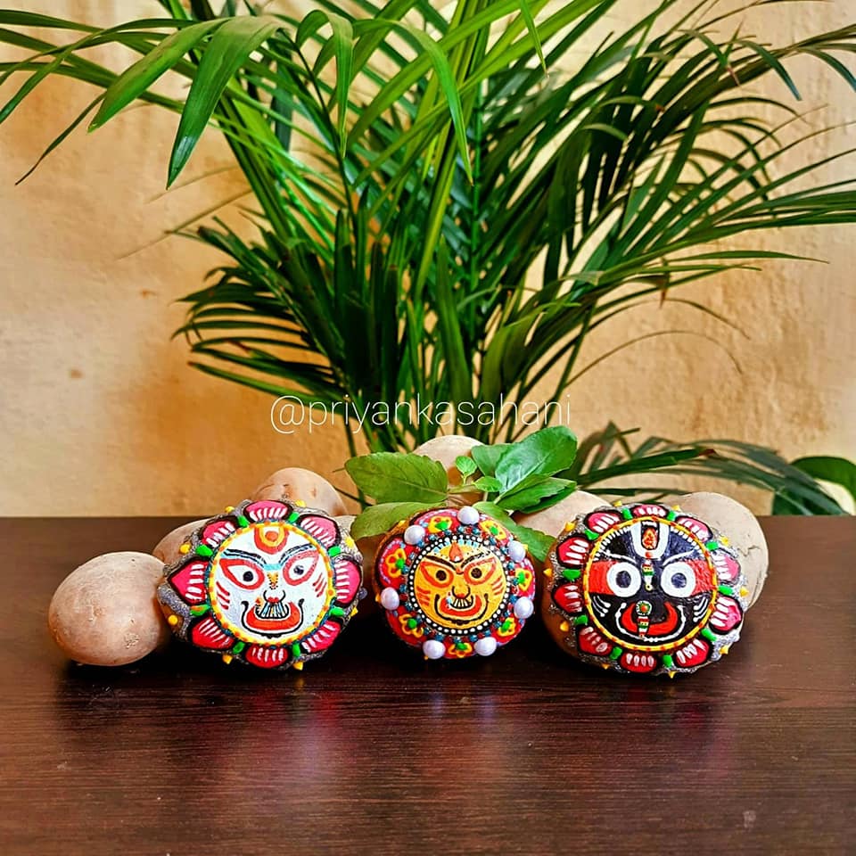 miniature artist from kendrapara, artist priyanka sahani, painting of lord jagannath, painting balabhadra and subhadra, painting of jagnnath in different objects, ଫୁଲରେ କାଳିଆକୁ ଆଙ୍କିଲେ ପ୍ରିୟଙ୍କା,  ଚିତ୍ରଶିଳ୍ପୀ ପ୍ରିୟଙ୍କା ସାହାଣୀ, ରଥଯାତ୍ରା, ରଙ୍ଗତୂଳୀରେ କାଳିଆ, ମହାପ୍ରଭୁ ଜଗନ୍ନାଥ, ସଫ୍ଟୱେୟାର ଡେଭଲପର, software developer