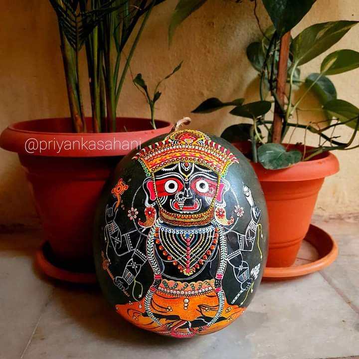 miniature artist from kendrapara, artist priyanka sahani, painting of lord jagannath, painting balabhadra and subhadra, painting of jagnnath in different objects, ଫୁଲରେ କାଳିଆକୁ ଆଙ୍କିଲେ ପ୍ରିୟଙ୍କା,  ଚିତ୍ରଶିଳ୍ପୀ ପ୍ରିୟଙ୍କା ସାହାଣୀ, ରଥଯାତ୍ରା, ରଙ୍ଗତୂଳୀରେ କାଳିଆ, ମହାପ୍ରଭୁ ଜଗନ୍ନାଥ, ସଫ୍ଟୱେୟାର ଡେଭଲପର, software developer